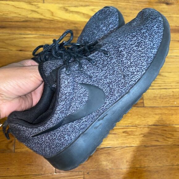 NIKE ROSHE Gray Print Sneakers - Picture 8 of 16